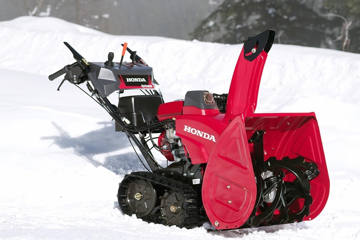 Spazzaneve Honda HSS 760 AETD con design robusto, progettato per un'efficace rimozione della neve su superfici esterne. shopdacanal.com